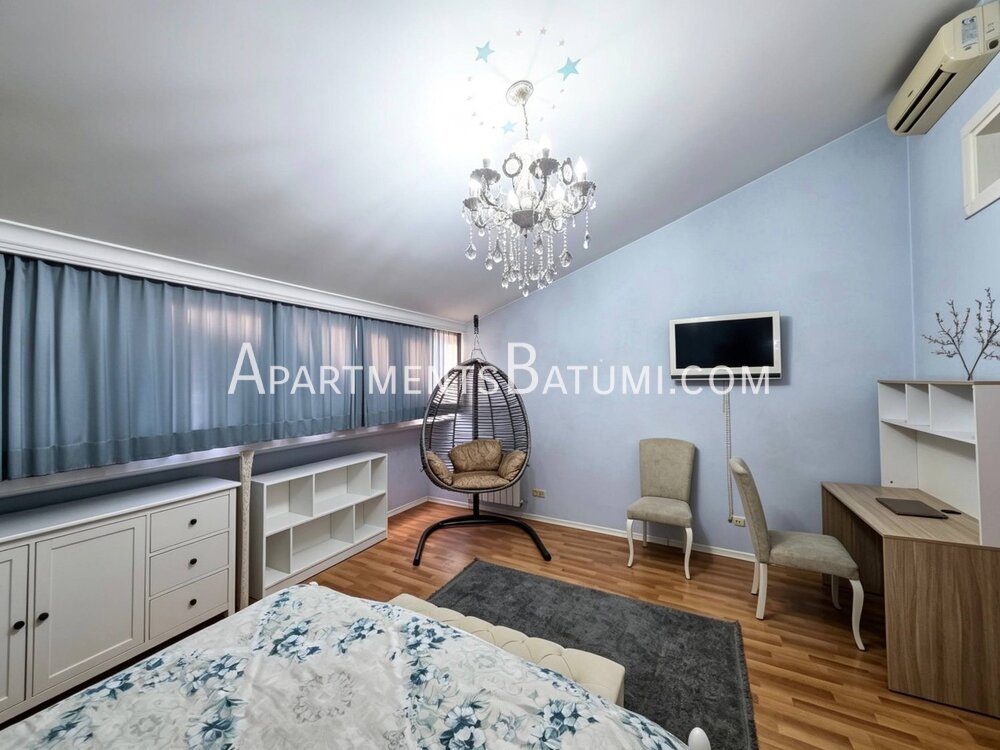 Дуплекс 128м² в старом городе Батуми | Площадь Пиаца, джакузи, 2 балкона