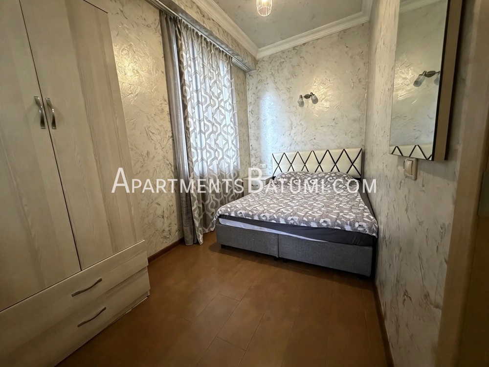Аренда 1+1 в Батуми за $400 — Химшиашвили, 1, рядом с McDonald's и морем
